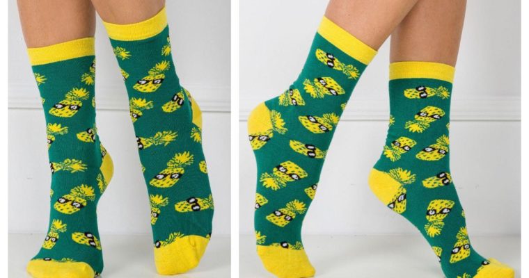 Кольорові шкарпетки — кумедний спосіб оживлення наряду
