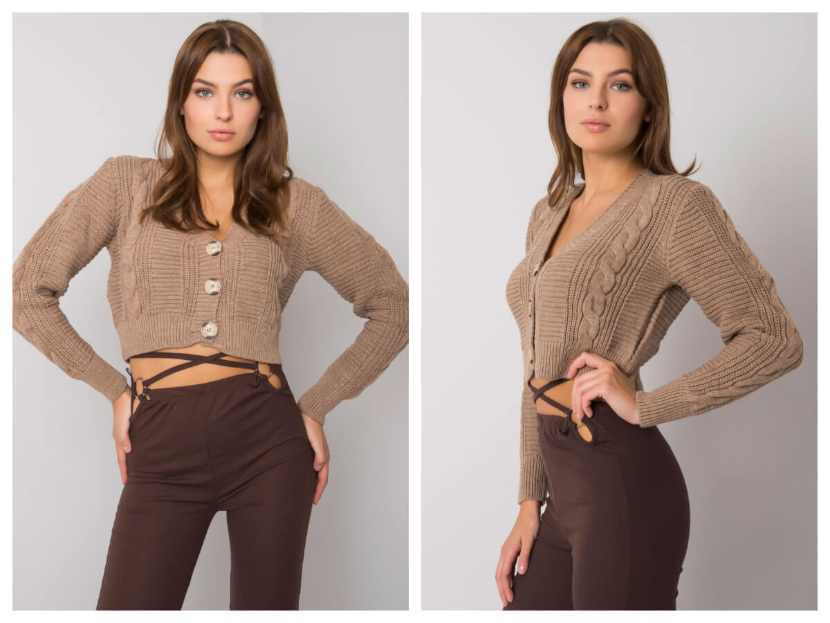 Короткий светр з ґудзиками темно-бежевого кольору в поєднанні з коричневими штанами