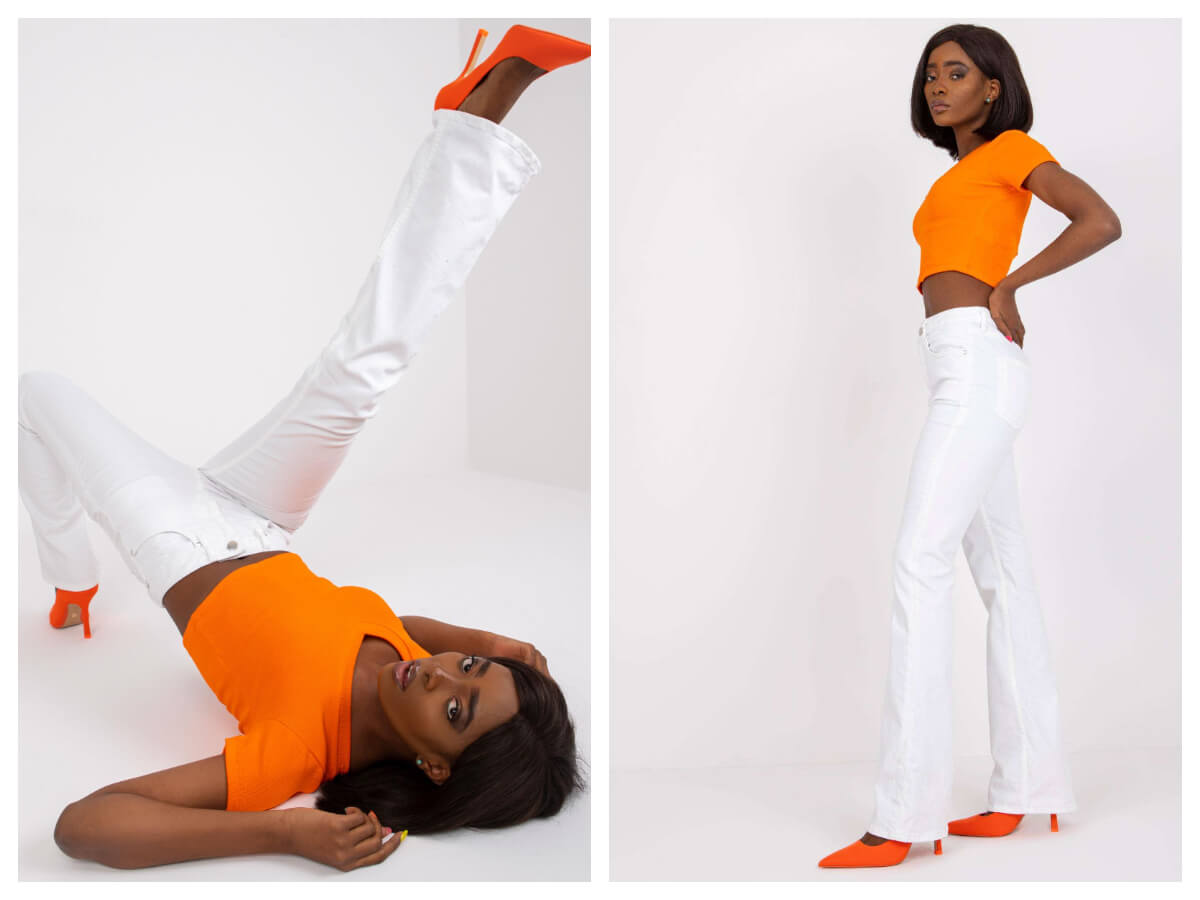 Короткий топ помаранчевого кольору в поєднанні з білими штанами з високою талією