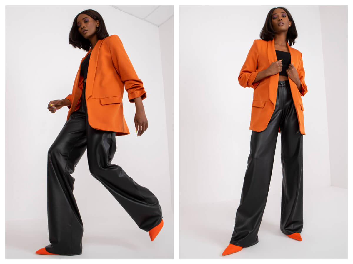 Піджак помаранчевого кольору в поєднанні з чорним коротким топом і шкіряними штанами