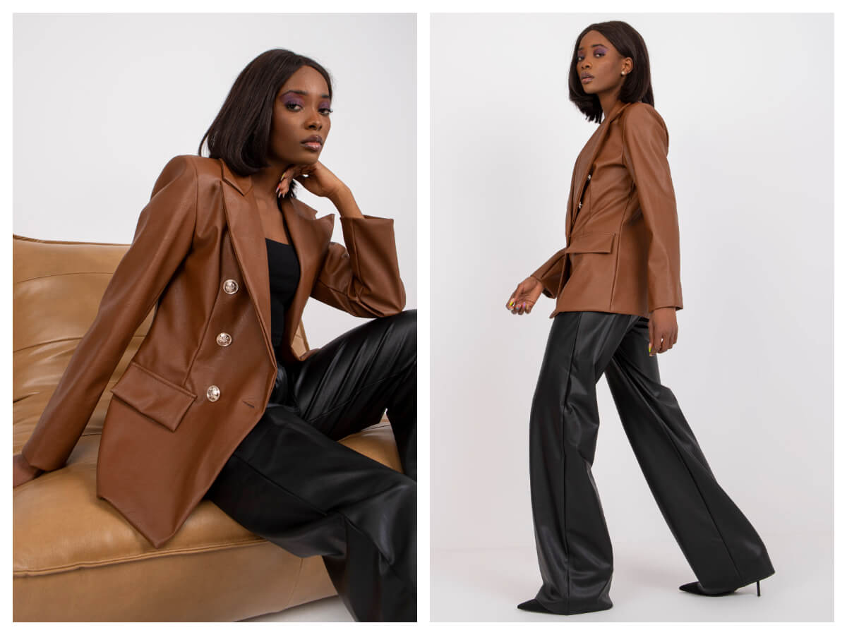 Піджак з еко-шкіри коричневого кольору з ґудзиками в поєднанні з чорними шкіряними брюками та чорною майкою